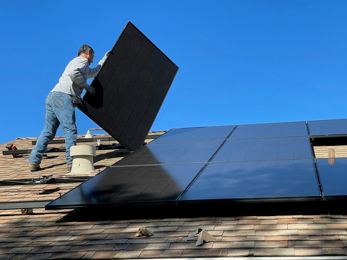 Installation von PV-Modulen am Dach