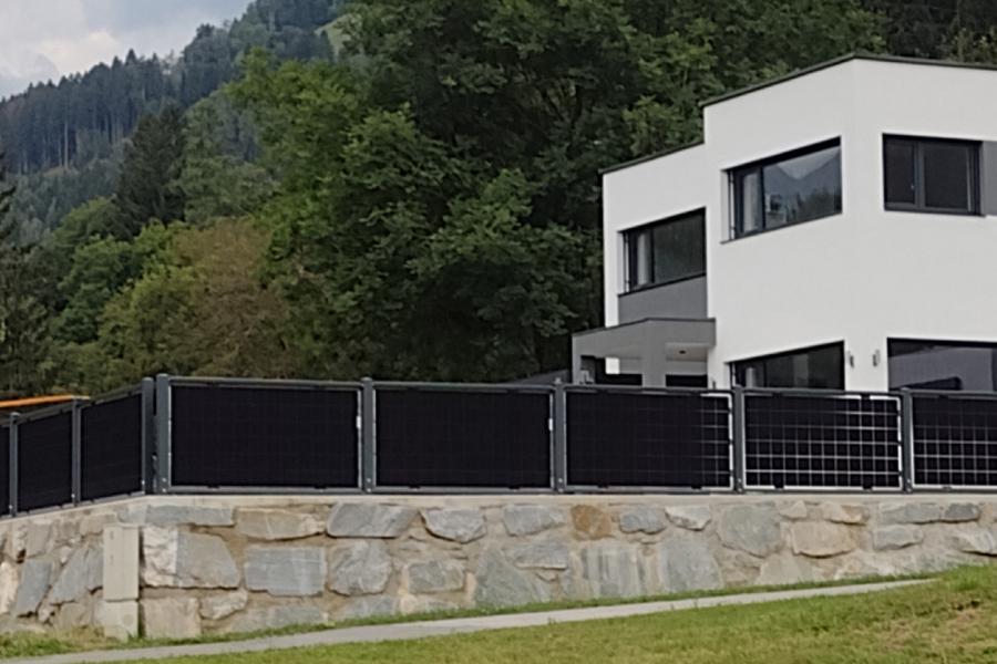 PV-Module an Zaun rund um Einfamilienhaus